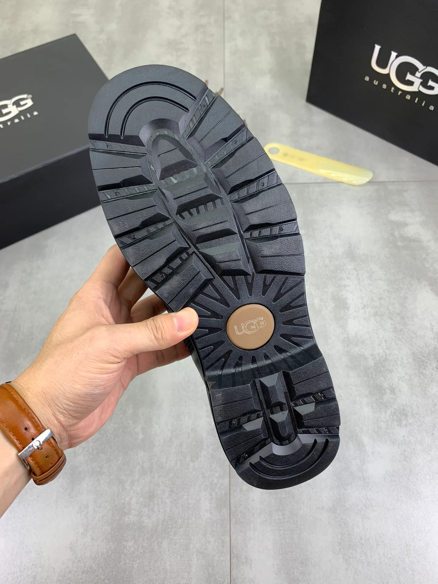 Factory price P640 💶[UGG] (full wool lining) Top-end high-quality fur integrated warm snow boots from Australia's warm luxury men's shoes brand, UGG-5877 official website synchronized, made of imported cowhide, carefully sewn...Imported rubber outsole (comfortable, soft, wear-resistant) The quality is really great...Exquisite workmanship, you can't put it down at first sight, code number: 39-44 Color: 3️⃣colors available